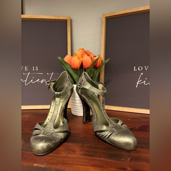 Gorgeous BCBGirls Metallic Green Heels - Size 9 - Picture 2 of 7